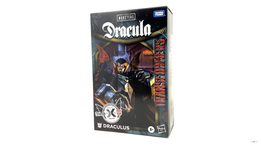 Transformers X Dracula Universal Monsters Draculus In Hand  (5 of 42)